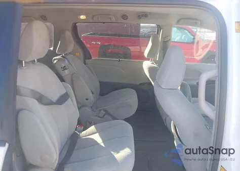 2012 Toyota Sienna Le V6 8 Passenger z USA, uszkodzony, nr VIN 5TDKK3DC8CS207634